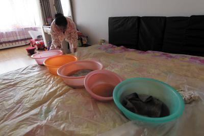和平楼上漏水，住户失联，小区没物管，业主维权难！律师来支招……